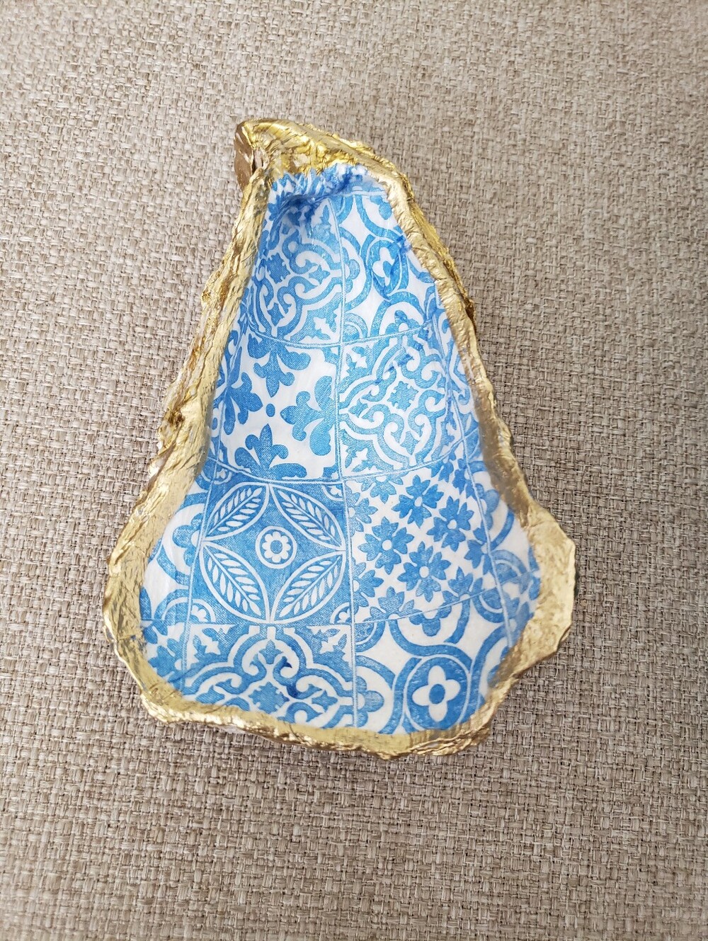 Decorative Gold-Edged Oyster Shell Dish with Blue Tile Pattern